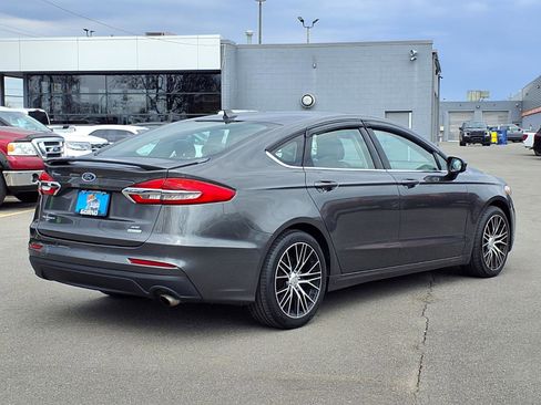Used 2019 Ford Fusion SE image 2