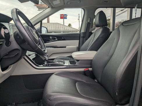 Used 2022 Kia Carnival EX image 22