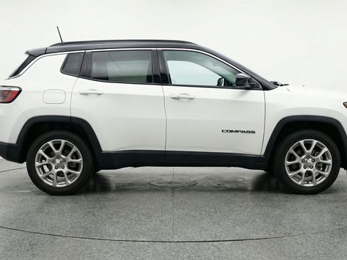 Used 2025 Jeep Compass Limited AWD/4WD image 11