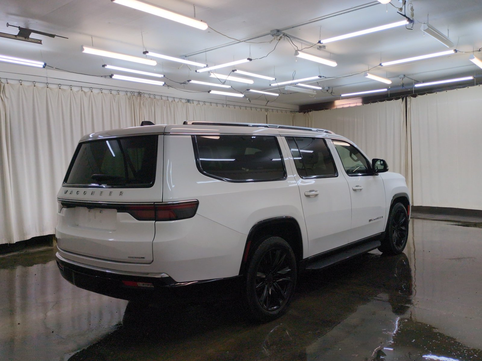 Used 2024 Jeep Wagoneer L Series II w/ Flexible Seating Group AWD/4WD image 5