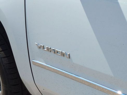 Used 2017 GMC Yukon SLT w/ Premium Edition AWD/4WD image 10