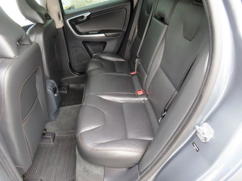 Used 2017 Volvo XC60 T6 Dynamic w/ Advanced Package image 9