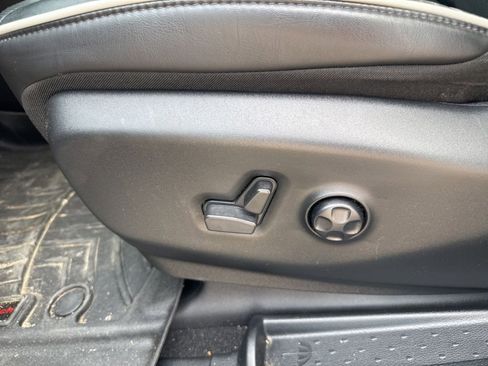 Used 2024 Chrysler Pacifica Limited w/ S Appearance Package image 12