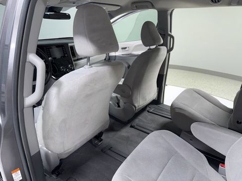 Used 2019 Toyota Sienna L w/ Carpet Mat Package image 22
