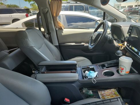 Used 2022 Toyota Sienna XLE w/ XLE Plus Package FWD image 9
