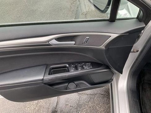 Used 2017 Ford Fusion SE w/ Equipment Group 201A image 25