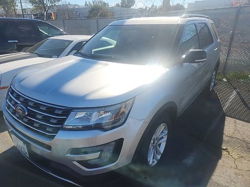 Used 2016 Ford Explorer XLT w/ Equipment Group 202A image 3