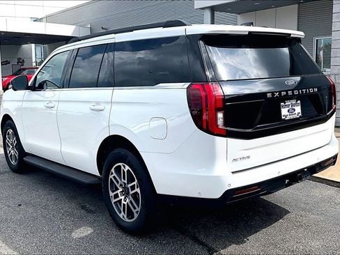 Used 2025 Ford Expedition Active RWD image 3