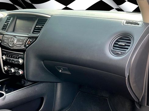 Used 2020 Nissan Pathfinder S image 16