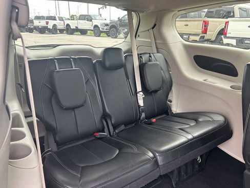 Used 2024 Chrysler Pacifica Touring-L FWD image 19