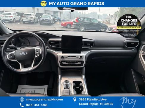 Used 2022 Ford Explorer XLT w/ Equipment Group 202A AWD/4WD image 12