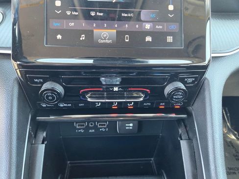 Used 2023 Jeep Grand Cherokee Laredo AWD/4WD image 17
