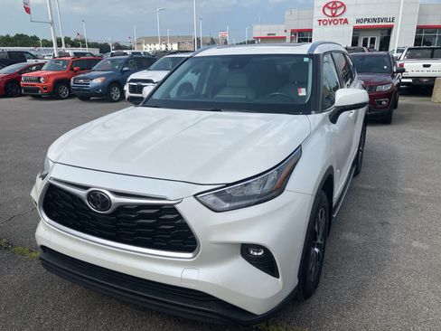 Used 2020 Toyota Highlander XLE AWD/4WD image 3