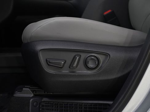 Used 2025 Toyota Sienna XLE FWD image 25