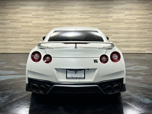 Used 2017 Nissan GT-R Premium image 18