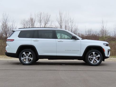 New 2026 Jeep Grand Cherokee L Limited w/ Luxury Tech Group II AWD/4WD image 2