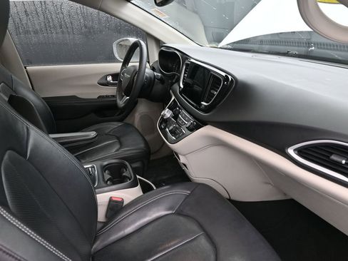Used 2022 Chrysler Pacifica Touring-L image 13