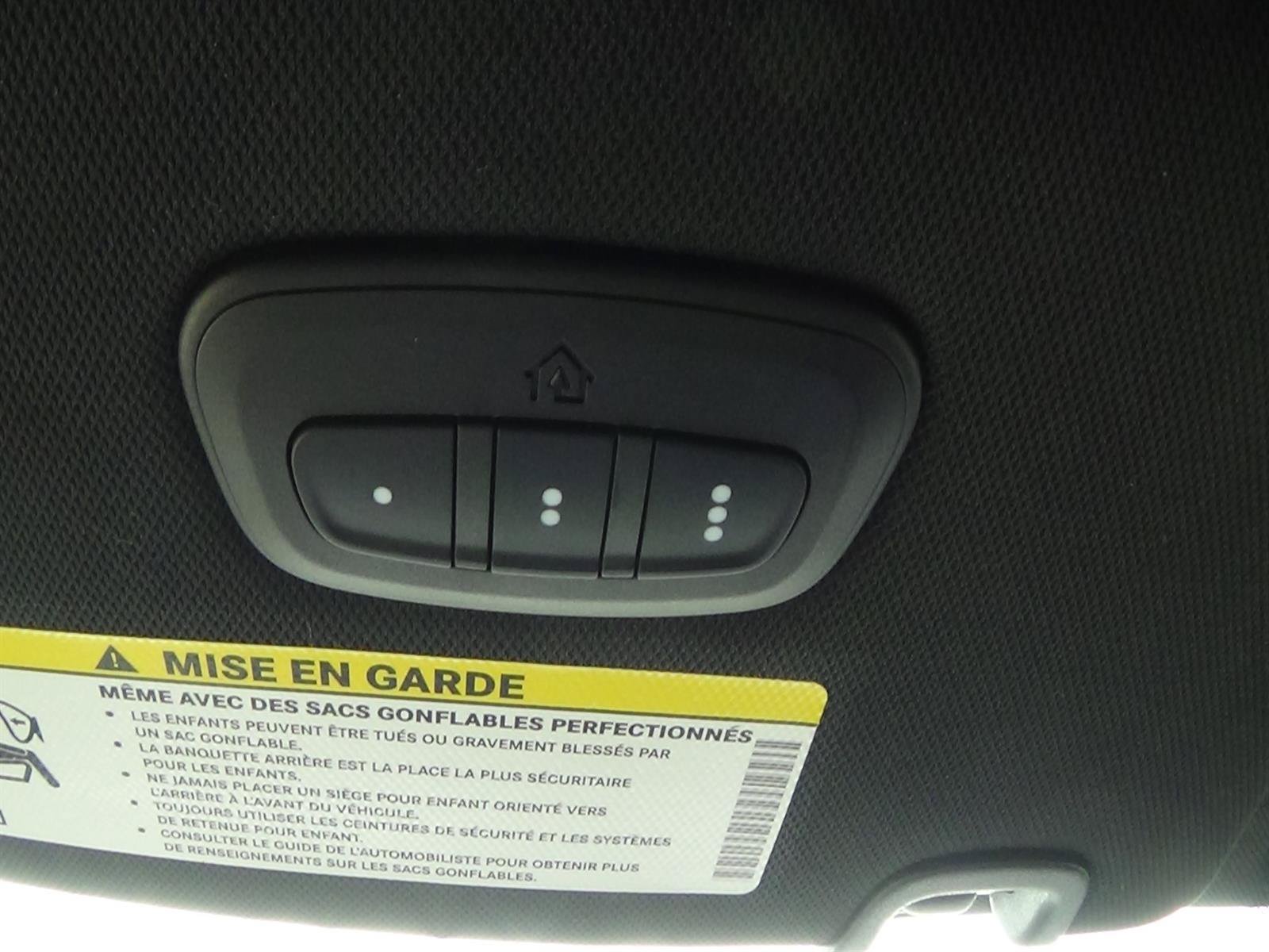 Certified 2025 Chrysler Pacifica Select FWD image 28