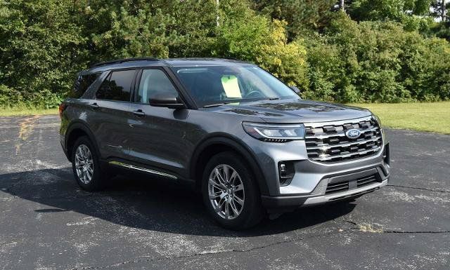 Certified 2025 Ford Explorer Active w/ Active Comfort Package AWD/4WD image 1