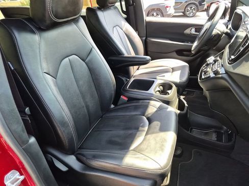 Used 2025 Chrysler Pacifica Select FWD image 30