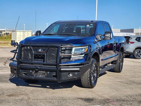 Used 2021 Nissan Titan PRO-4X w/ Pro-4x Convenience Package image 2