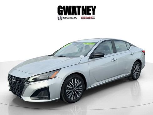 Used 2024 Nissan Altima 2.5 SV image 2