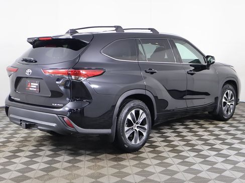 Used 2022 Toyota Highlander XLE image 10