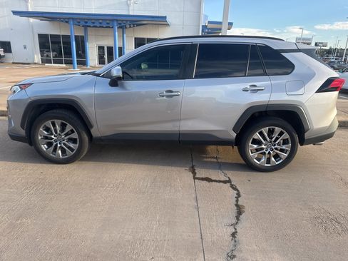Used 2019 Toyota RAV4 XLE Premium image 2