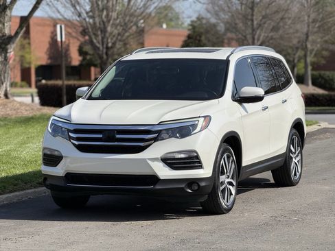 Used 2018 Honda Pilot Touring image 2