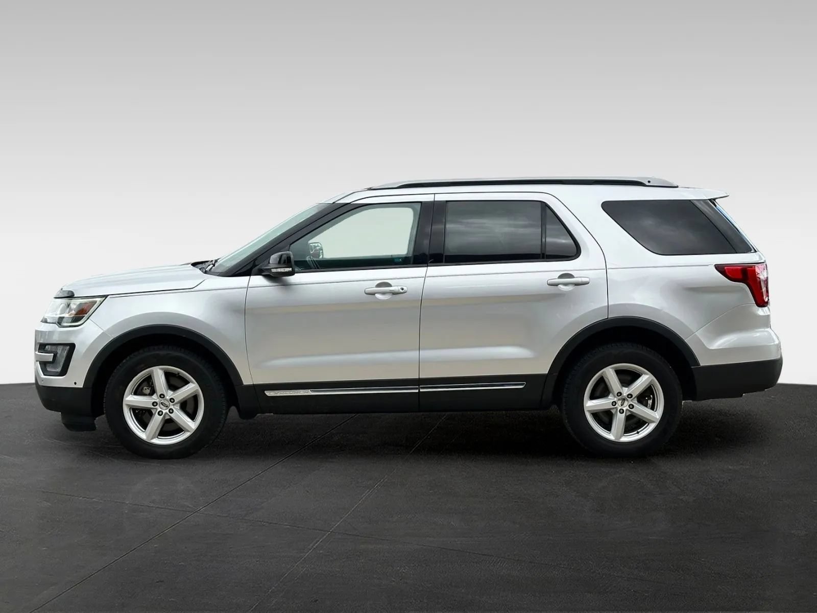 Used 2017 Ford Explorer XLT w/ Equipment Group 202A AWD/4WD image 4