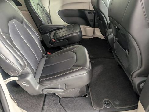 Used 2023 Chrysler Pacifica Touring-L FWD image 29