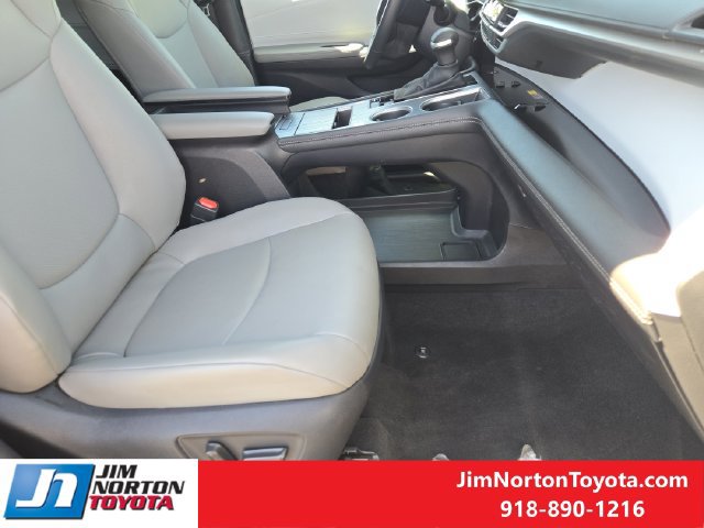 Used 2026 Toyota Sienna XLE FWD image 15