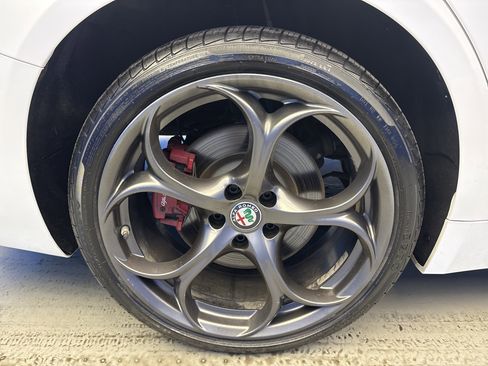 Used 2018 Alfa Romeo Giulia Ti Sport w/ Quick Order Package 22S Sport AWD/4WD image 8