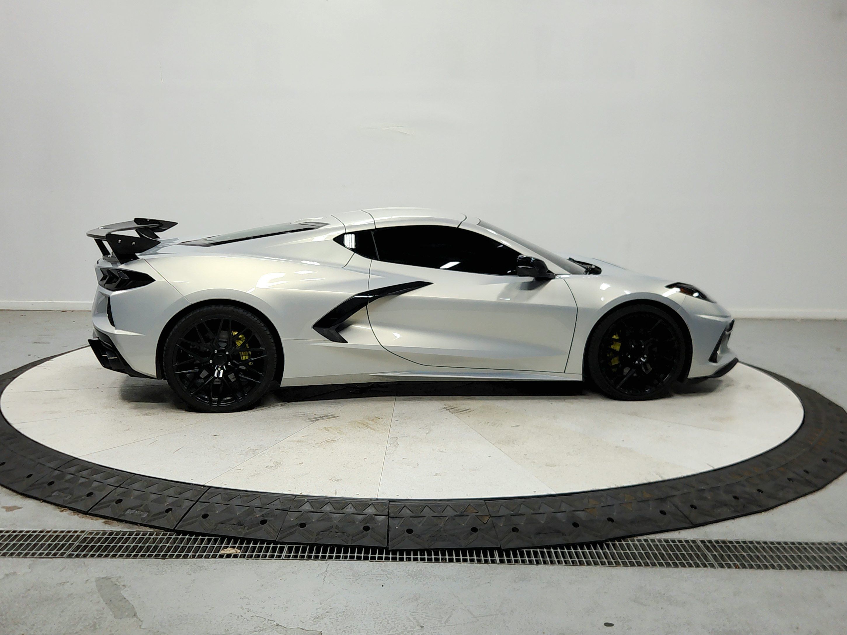 Used 2021 Chevrolet Corvette Stingray Premium Cpe w/ Z51 Performance Package RWD image 9