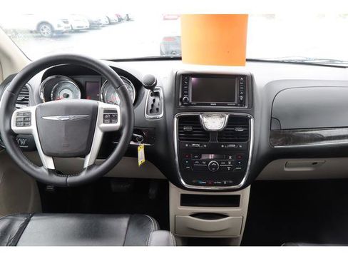 Used 2014 Chrysler Town & Country Touring image 9