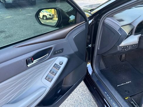 Used 2019 Toyota Avalon Limited FWD image 13