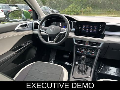 Certified 2025 Volkswagen Taos SE w/ Panoramic Sunroof Package image 9