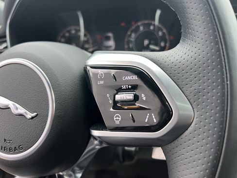 Certified 2023 Jaguar F-PACE R-Dynamic S image 22