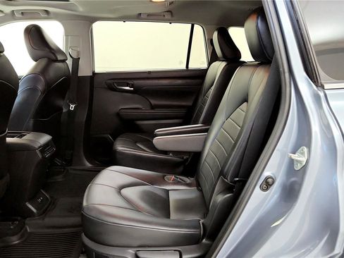 Certified 2021 Toyota Highlander XLE image 30