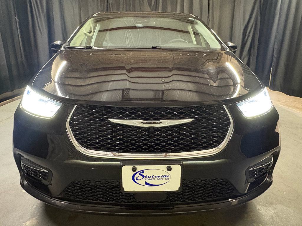Used 2024 Chrysler Pacifica Touring-L FWD image 2