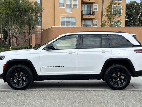 New 2025 Jeep Grand Cherokee Altitude image 7