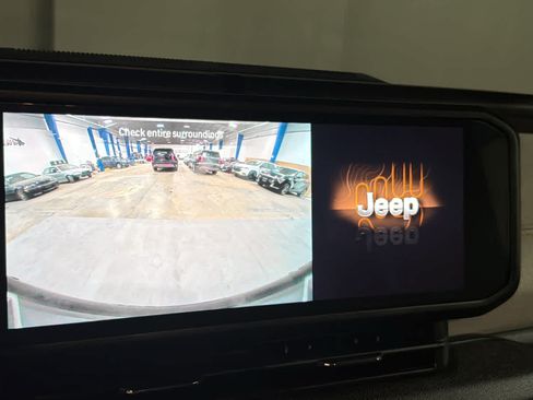 Used 2024 Jeep Wrangler Unlimited w/ Convenience Group AWD/4WD image 16