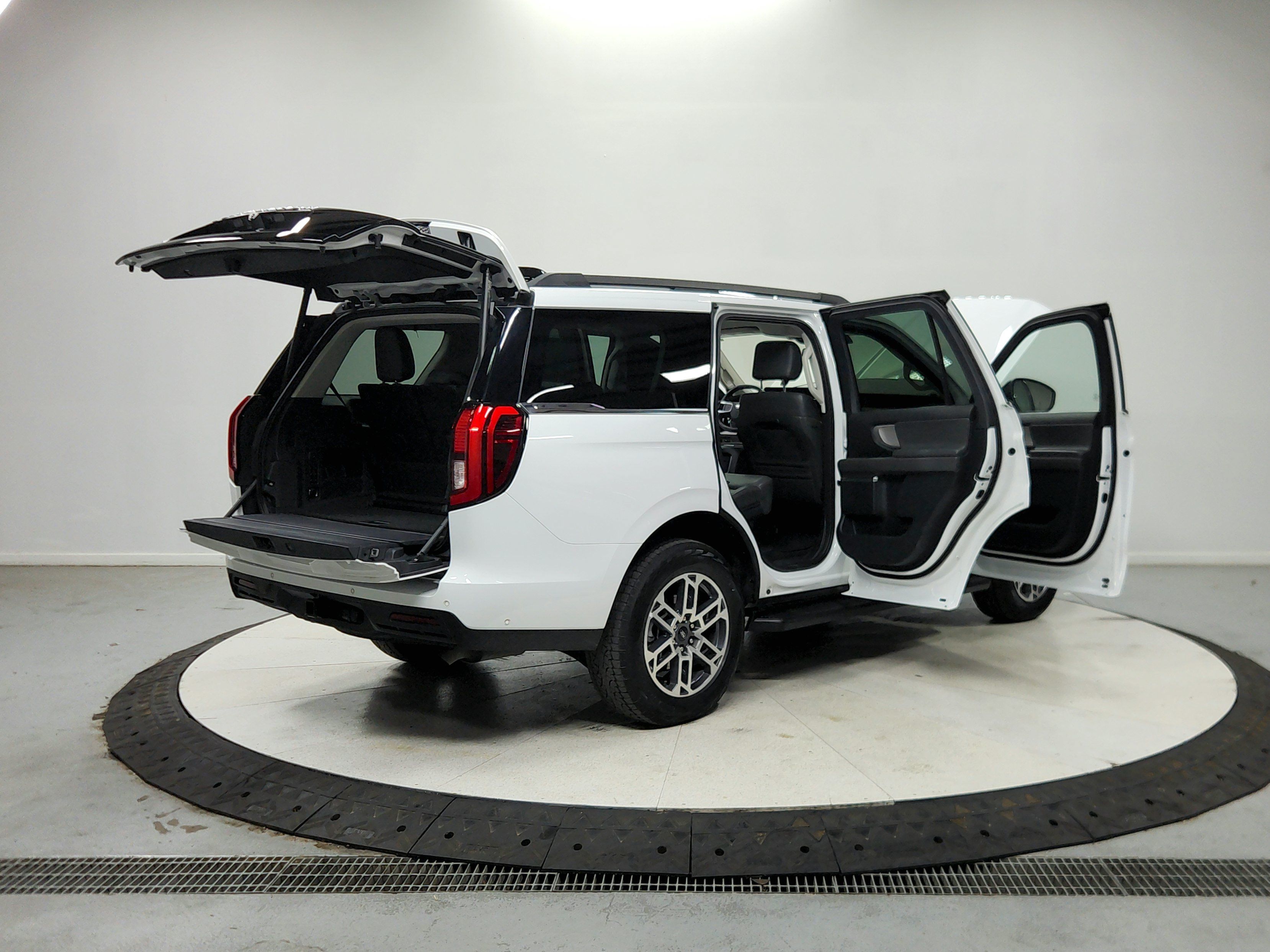 Used 2025 Ford Expedition Active AWD/4WD image 16