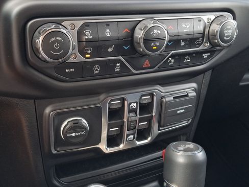 Certified 2022 Jeep Wrangler Unlimited Sahara AWD/4WD image 16