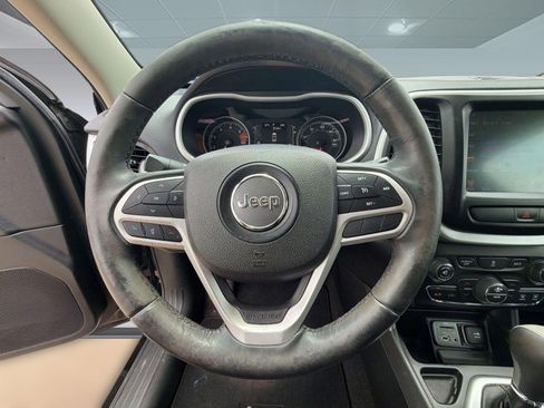 Used 2018 Jeep Cherokee Latitude Plus w/ Comfort/Convenience Group FWD image 16