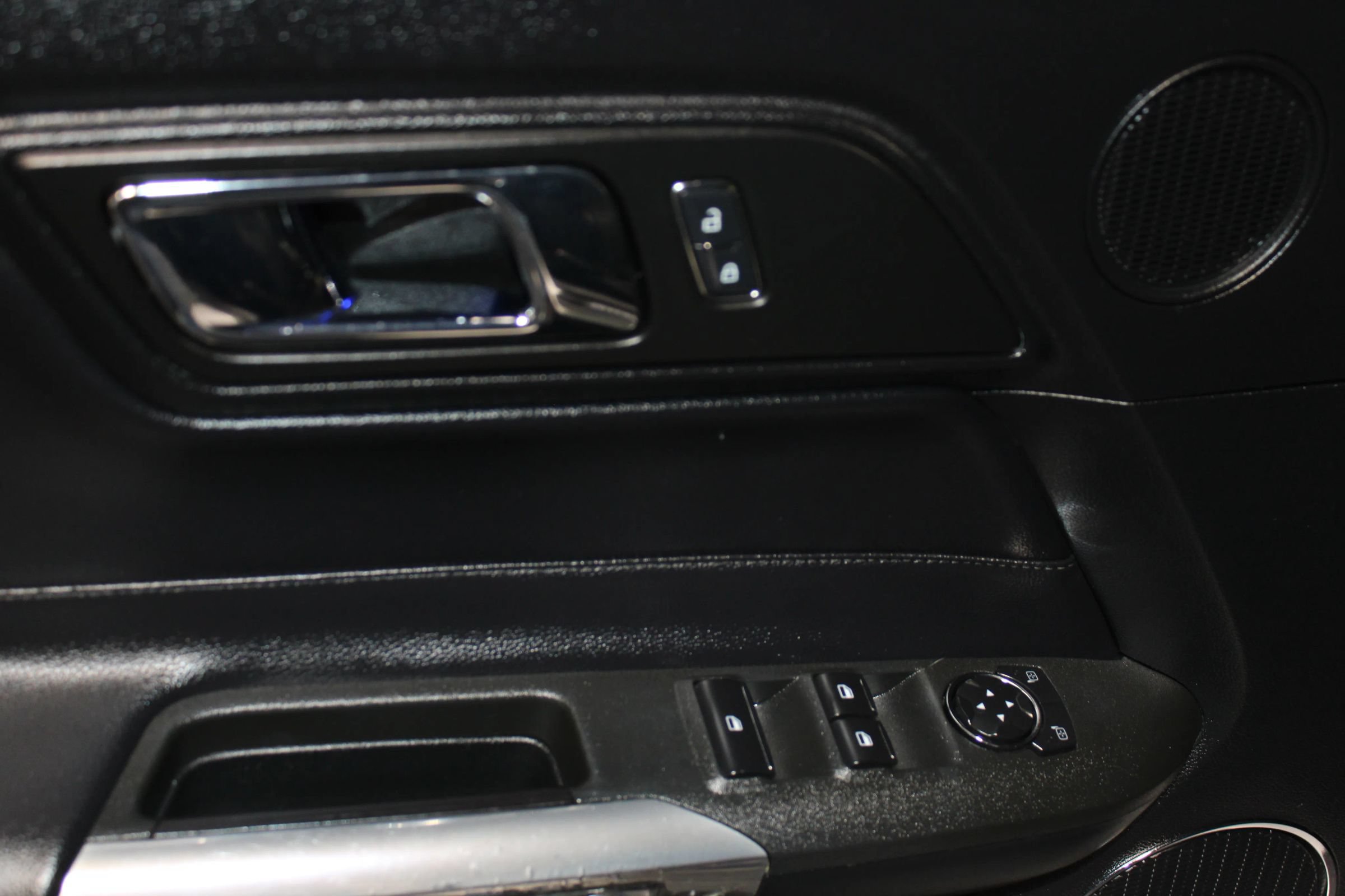 Used 2016 Ford Mustang Convertible RWD image 10
