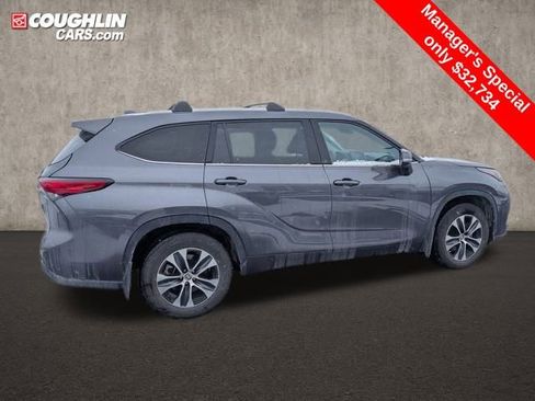 Used 2022 Toyota Highlander XLE image 9