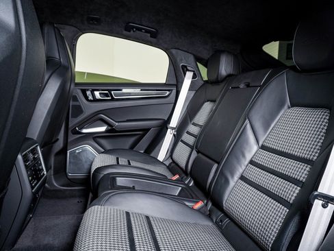 Used 2022 Porsche Cayenne Turbo image 17