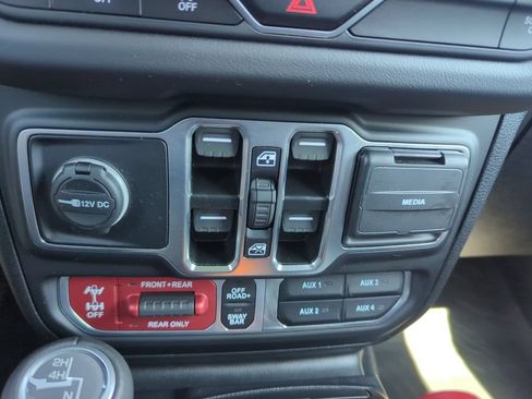Used 2025 Jeep Wrangler Unlimited Rubicon w/ Convenience Group AWD/4WD image 26