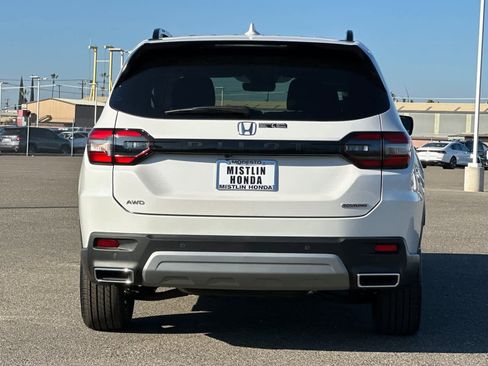 Certified 2025 Honda Pilot Touring image 4